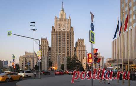 РФ выступит против политизации экономических контактов на встрече шерп G20. Посол по особым поручениям МИД России Марат Бердыев отметил, что в ходе встречи шерпы будут вынуждены затронуть геополитическую проблематику &quot;с подачи подстрекаемых США и англосаксами западных членов&quot;