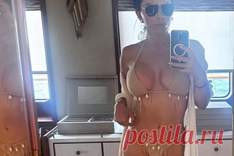 Невеста богатейшего человека в мире снялась в бикини за четыре тысячи рублей. Американская репортерша Лорес Санчес и возлюбленная богатейшего человека в мире Джеффа Безоса снялась в дешевом бикини. На размещенном кадре телезвезда предстала в вязаном купальнике итальянского бренда Tezenis, состоящем из бюстгальтера с треугольными чашками и трусов. Стоимость данного наряда составляет 54 доллара.