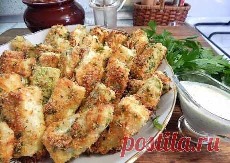 Кабачки в сырной панировке

🥕Ингредиенты:
Кабачок
Яйцо
Твердый сыр низкой жирности
Соль, перец, смесь сухих трав - по вкусу

🥕Приготовление:
Кабачок очистить от шкурки и нарезать палочками.
Яйцо взбить с солью и перцем, сыр натереть на мелкую терку, добавить травы и перемешать.
Каждую палочку обмакиваем в яйцо, панируем в сыре, выкладываем на противень устланный пекарской бумагой.
Запекать кабачки в заранее разогретой духовке при 180 градусах, до золотистого цвета.
Кушат...