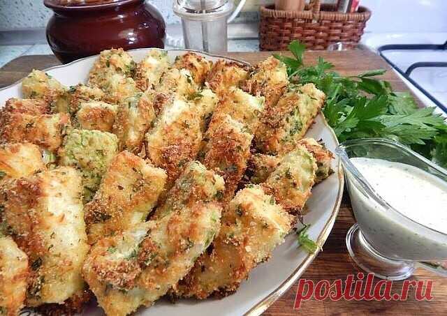 Кабачки в сырной панировке

🥕Ингредиенты:
Кабачок
Яйцо
Твердый сыр низкой жирности
Соль, перец, смесь сухих трав - по вкусу

🥕Приготовление:
Кабачок очистить от шкурки и нарезать палочками.
Яйцо взбить с солью и перцем, сыр натереть на мелкую терку, добавить травы и перемешать.
Каждую палочку обмакиваем в яйцо, панируем в сыре, выкладываем на противень устланный пекарской бумагой.
Запекать кабачки в заранее разогретой духовке при 180 градусах, до золотистого цвета.
Кушат...