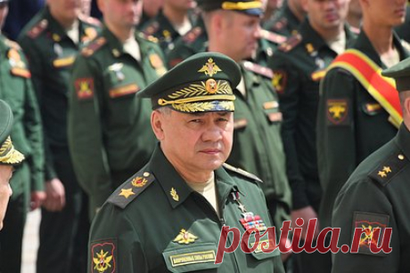 Шойгу призвал к гуманности в отношении украинских пленных. Министр обороны России Сергей Шойгу проинспектировал в зоне специальной военной операции (СВО) группировку войск ВС РФ «Центр», офицеры доложили ему о массовой сдаче в плен бойцов Вооруженных сил Украины (ВСУ) в Авдеевке. В ответ глава министерства призвал к гуманности в отношении украинских пленных.