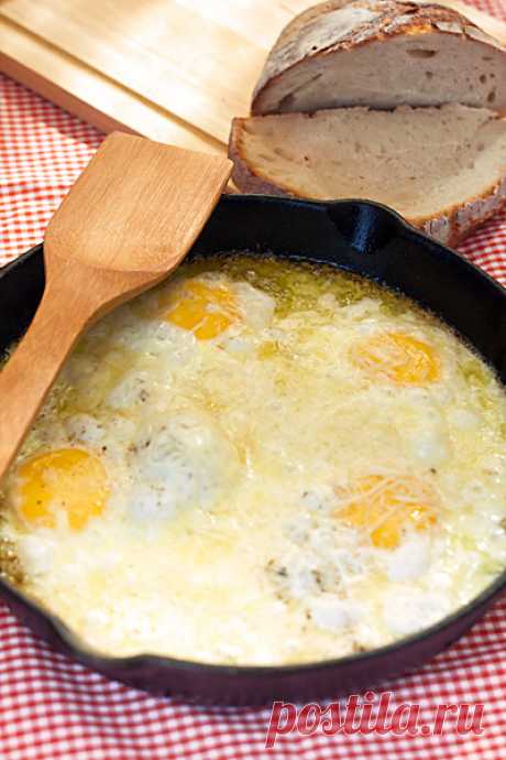 Яйца на сыре моцарелла Это замечательный рецепт, но он чуть не стоил мне фотоаппарата - я зацепила ремнём край стола и уронила фотоаппарат. Итог: замятая оправа на одном из любимых…