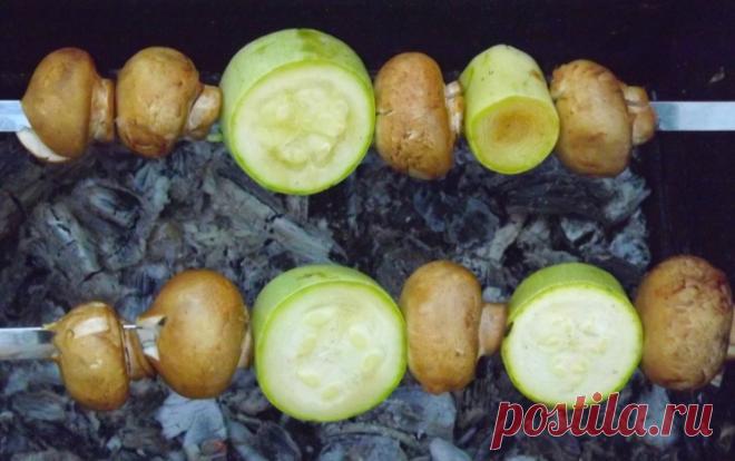 Шашлык из шампиньонов - Простые рецепты Овкусе.ру