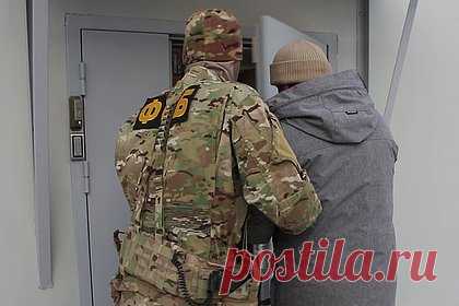 ФСБ задержала угрожавшего взорвать руководство МВД Хакасии. В Республике Хакасия оперативники ФСБ задержали 63-летнего россиянина за заведомо ложное сообщение об акте терроризма из хулиганских побуждений. В сентября 2023 года житель Абакана позвонил на номер дежурной части полиции и высказал угрозу о готовности совершить взрыв руководства республиканского МВД.
