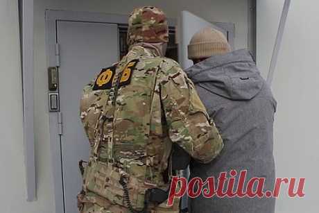 ФСБ задержала угрожавшего взорвать руководство МВД Хакасии. В Республике Хакасия оперативники ФСБ задержали 63-летнего россиянина за заведомо ложное сообщение об акте терроризма из хулиганских побуждений. В сентября 2023 года житель Абакана позвонил на номер дежурной части полиции и высказал угрозу о готовности совершить взрыв руководства республиканского МВД.