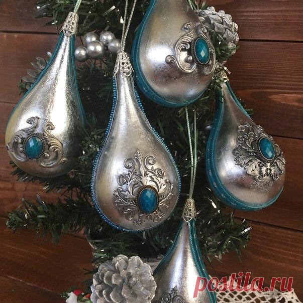 Набор новогодних шариков из 5 шт в форме капли «Бирюза». Серебряная поталь, объемные элементы. #декупаж #новогоднийдекор #новогодниеподарки #новогодниешары #сделаносвоимируками #сделаносдушой #сделанослюбовью