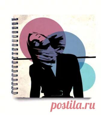 Блокнот Девушка Блокнот серого цвета с девушкой на обложке. Ручная работа от русского дизайнера. Доставка по России и СНГ. Купить онлайн на Mellroot.com или заказать по телефону 8 (495) 409-89-75.