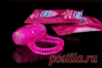 Постоянно носящего кольцо на пенисе мужчину предупредили об опасных последствиях. Женщина пожаловалась в издание Slate, что ее партнер постоянно носит на себе секс-игрушку. На крупном половом органе мужчина круглые сутки носит резиновое кольцо для поддержания эрекции и снимает его только в душе. Женщина предполагает, что это может быть небезопасно, и с ней согласны врачи.