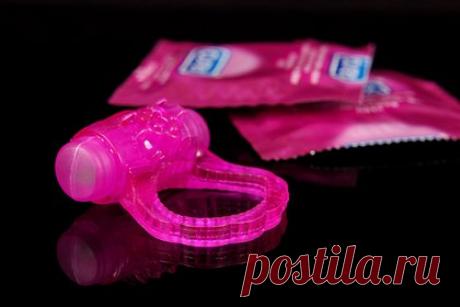 Постоянно носящего кольцо на пенисе мужчину предупредили об опасных последствиях. Женщина пожаловалась в издание Slate, что ее партнер постоянно носит на себе секс-игрушку. На крупном половом органе мужчина круглые сутки носит резиновое кольцо для поддержания эрекции и снимает его только в душе. Женщина предполагает, что это может быть небезопасно, и с ней согласны врачи.