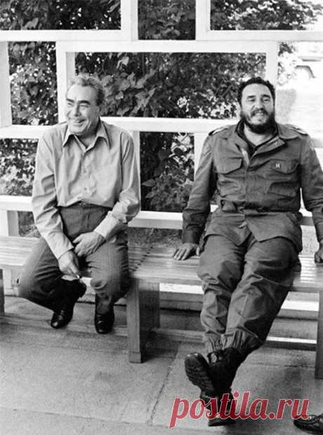 Брежнев со своим лучшим другом - сигаретой, и Фиделем Кастро во время визита кубинского лидера в СССР.