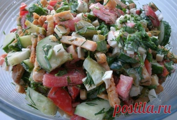 салат с крабовыми палочками и сухариками
