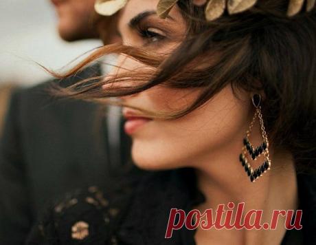 А мне на миг бы опять прижаться 
К тебе мой бывший, но не забытый... 
А мне бы вспомнить, что значит счастье, 
Собрать осколки любви разбитой... 
А мне бы надо оставить в прошлом 
Показать полностью…