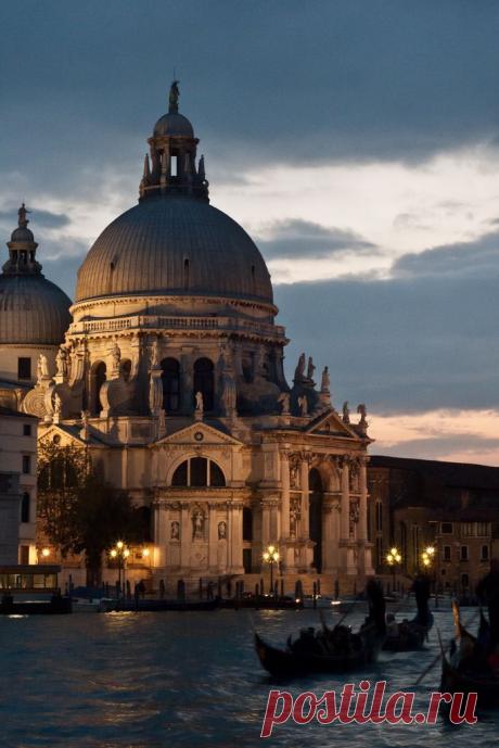 The Basilica di Santa Maria della Salute (Basilica of St. Mary of Health) - Venice, Italy |caroline duez приколол(а) это к доске Venise &amp; Burano
