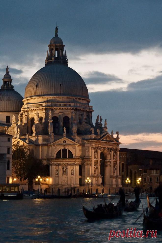 The Basilica di Santa Maria della Salute (Basilica of St. Mary of Health) - Venice, Italy |caroline duez приколол(а) это к доске Venise & Burano