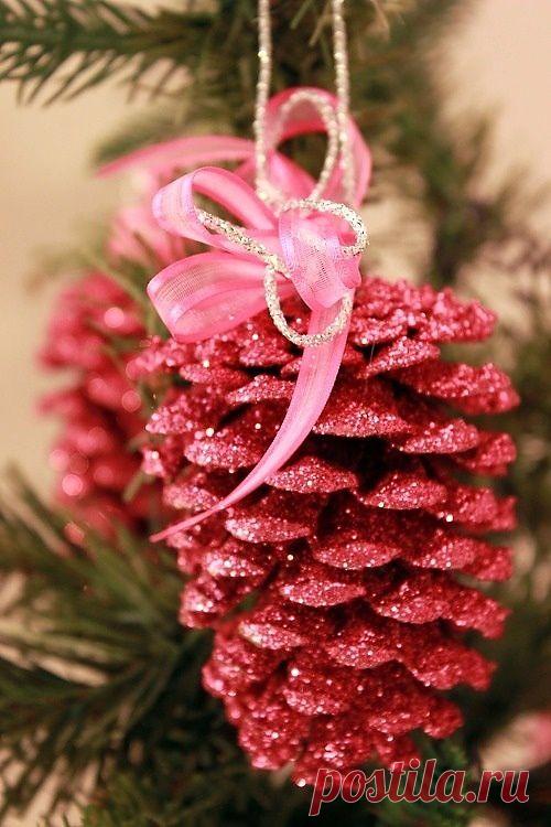 Новогодний декор из шишек