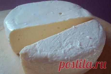 Сулугуни домашнего приготовления. Самый вкусный сыр, теперь готовлю его сама

Ингредиенты: 

- 1 л. молока
- 200 мл. сметаны 
- 3 яйца 
- 1 ст. л. соли 

Приготовление: 

Молоко закипятить и добавить соль. 
Сметану смешать с яйцами. 
Выливаем сметанную смесь в молоко и аккуратно не спеша перемешиваем. 
Кипятим в течение 3-4 минут. 
Выливаем на сито и ставим гнет. 
Приятного аппетита!