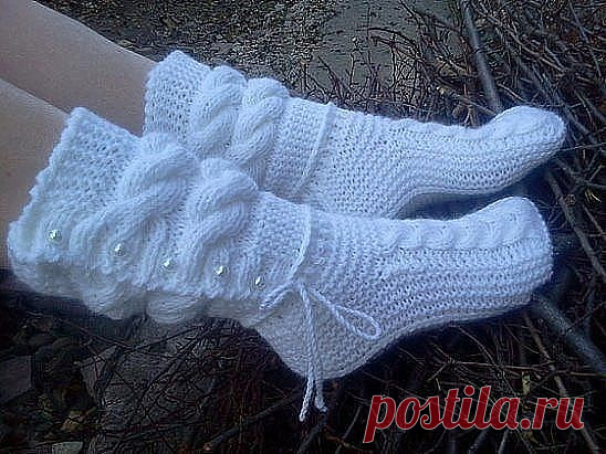 Сапожки спицами. Очень красивые. 
ОПИСАНИЕ: 
Набираем 56 петель. Провязываем 10 рядов цепочки ( 1 ряд - лиц. 2 р. 
изн. 3 р - 1 изн, 1 снять, нить перед работой и т. д. 4 ряд - 1 лиц. 1 
снять нить за работой
 После делим все петли на три части (21 -14 - 21) и вяжем только среднюю часть (14 петель)здесь сами смотрите, на какой размер. Примерно -10 см. Это длина мыска, так что можно самой варьировать длину, в зависимости от размера ноги.. 
По краям с боковой косички по 21 п...