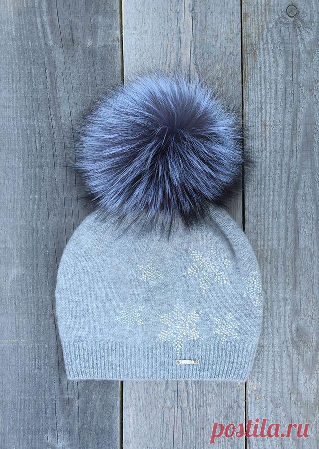 Шапка зимняя двойная. Помпон из натурального меха финской лисицы премиум качества размер XXL. Идеально защитит от холода, итальянская пряжа с кашемиром не раздражает нежную кожу. Посадка на голове прекрасно закрывает все уязвимые к холоду места - лоб, уши, шею.