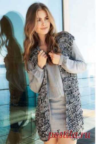 Вязаный жилет спицами  Вязаный жилет спицами стального оттенка настоящее воплощение элегантности. Жилет женский серого цвета с описанием вязания смотрите ниже.Размеры: 34/36 (38/40 - 42/44) Данные для размера 38/40 стоят в скобках впереди, для размера 42/44 - после тире. Если указано только одно число, то оно относится