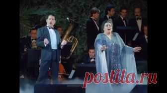 Сегодня, 12 апреля, Монсеррат Кабалье отмечает 85-й день рождения.

«Ее стиль — это соединение интимности самого акта пения и высоких страстей, праздник сильных и все-таки очень нежных и чистых эмоций. Стиль Кабалье — весь в радостном и безгрешном наслаждении жизнью, музыкой, общением с людьми и природой. Это не значит, что в ее регистре нет трагических нот. Сколько ей приходилось умирать на сцене: Виолетта, мадам Баттерфляй, Мими, Тоска, Саломея, Адриенна Лекуврер… Ее гер...