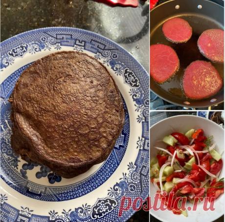 Оладьи из куриной печенки 
110 гр печенки (больше не было)
1/4 лука
1 яйцо
1 ложка сметаны
2 ложки манки или муки, соль и перец
Печень помыла и очистила. Все смешала в блендере и на сковородку с маслом.