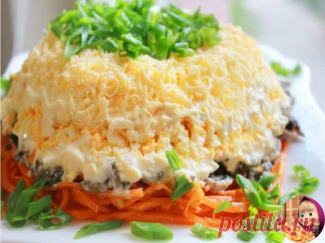 Вкусный слоеный салатик с отварной говядиной и грибами

Ингредиенты

телятина 500 г
яйца 4 шт.
грибы 300-400 г
лук 1 шт.
морковь 2 шт.
майонез 350 г
соль,перец по вкусу
укроп,зерна граната ,оливки — для украшения салата
Слоеный салат из отварной говядины с майонезом

Телятину или другое мясо отварить до готовности и нарезать соломкой.
Выложить первым слоем,смазать майонезом.
Яйца отварить, очистить.Желтки отделить от белков.
Натереть желтки на мелкой тёрке.Выложить следующ...