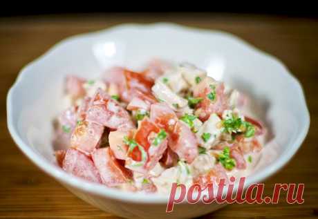 Куриный салат с помидорами.
Простой рецепт ароматного салата из вареной курицы, помидор с петрушкой и чесноком.
