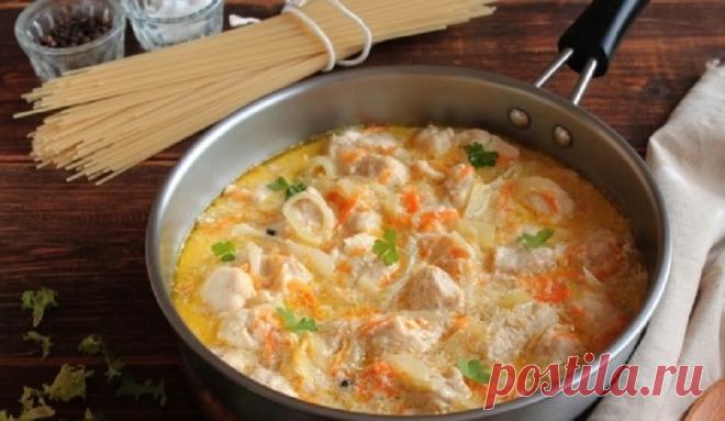 Подлива из курицы со сметаной: к любому гарниру Вкусная подлива из нежного куриного филе со сметаной, луком и морковью. Подлива из курицы сделает придаст любому гарниру насыщенный вкус и аппетитный вид. Подавайте подливу к макаронам, гречке...