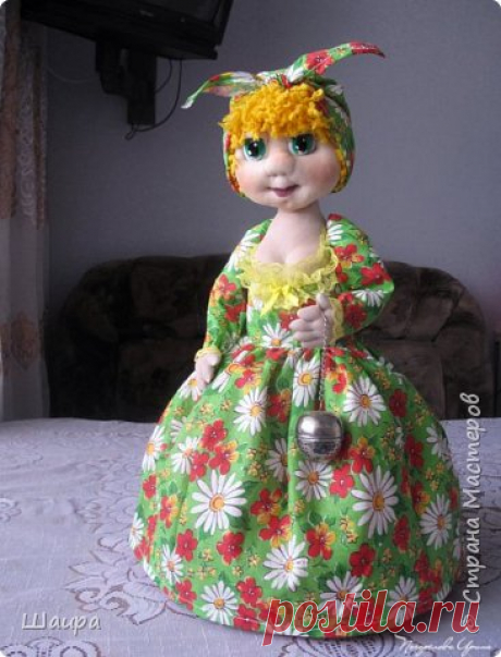 Эллочка (кукла-грелка на чайник)
 Кукла из капрона. Рост 55 см. Ручки на проволке.
Нижняя юбка на синтепоне. Юбки съемные.