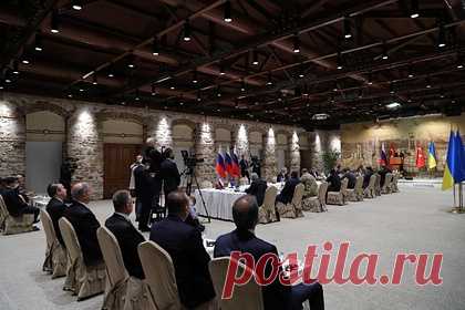 Начались российско-украинские переговоры в Стамбуле. Переговоры России и Украины начались в стамбульском дворце Долмабахче. Стартовали переговоры в формате тет-а-тет между главой российской делегации Владимиром Мединским и лидером фракции «Слуга народа» в Верховной Раде Давидом Арахамией. Ранее президент Турции Реджеп Тайип Эрдоган обратился к делегациям.