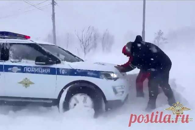 Последствия снегопада на Сахалине. В Южно-Сахалинске ввели режим ЧС из-за непогоды.
