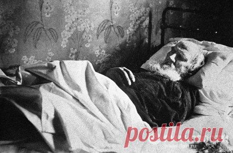 Осенью 2010 гю Лев Толстой покинул Ясную Поляну.  На фото: умирающий Лев Толстой в доме начальника железнодорожной станции Астапово.  |  Жизнь и смерть Льва Толстого. Фотографии Sputnik - фотобанк Фототаймс