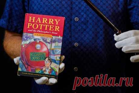 Пролежавшую 26 лет в чулане детскую книгу продали за 6,2 миллиона рублей. В Великобритании с аукциона продали экземпляр книги «Гарри Поттер и философский камень» Джоан Роулинг из первого издания, которая 26 лет пролежала в чулане под лестницей. Книгу продали 11 декабря на аукционе Hansons Auctioneers в графстве Дербишир за 55,1 тысячи фунтов стерлингов (6,2 миллиона рублей).