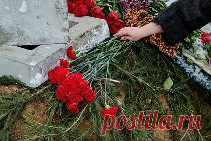 Россиянку оштрафовали на 30 тысяч рублей за возложение цветов к памятнику. В Твери суд оштрафовал на 30 тысяч рублей местную жительницу за возложение цветов к памятнику. Женщина оставила цветы у памятника жертвам политических репрессий после гибели людей при взрыве в многоэтажке в Днепре. Осужденная отрицала, что сделала это из-за участия в акции.