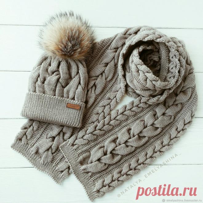 Вязаный женский комплект:шапка с меховым помпоном и шарф в 2 оборота – купить в интернет-магазине на Ярмарке Мастеров с доставкой Вязаный женский комплект:шапка с меховым помпоном и шарф в 2 оборота - купить или заказать в интернет-магазине на Ярмарке Мастеров | Красивый эффектный вязаный комплект.Выполнен из…