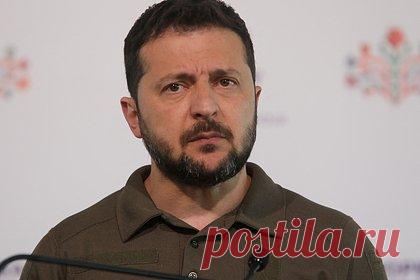 Премьер Люксембурга заставил Владимира Зеленского замолчать неприличным жестом. Премьер-министр Люксембурга Ксавье Беттель во время разговора с президентом Украины Владимиром Зеленским с помощью неприличного жеста заставил его замолчать. Инцидент произошел на полях саммита Европейского политического сообщества, видео опубликовано на YouTube.