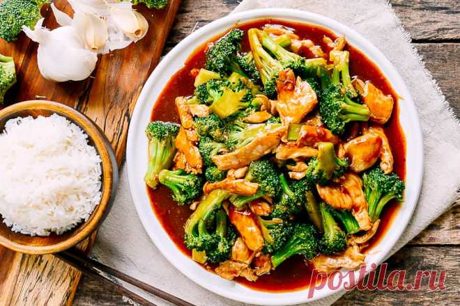 Курица с брокколи в коричневом соусе Курица и брокколи — популярное китайское блюдо на вынос. Готовят его с коричневым или белым соусом. Курица в белом соусе получает свой вкус в основном из имбиря, чеснока, кунжутного масла и рисового вина. Кусочки курицы бланшируются, поэтому в нем практически не используется растительное масло (как бы более здоровая версия). В коричневом соусе преобладает вкус умами от соевого и устричного соуса плюс насыщенный янтарный цвет соуса разжи...