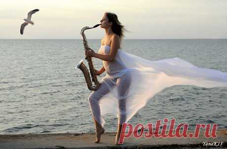 Девушка и саксофон - Анимационные картинки