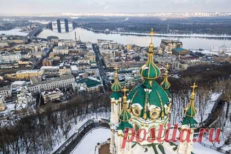 Появление объекта в форме шара в небе над Киевом объяснили. Пролетевшим в небе над Киевом неопознанным объектом является метеорологический зонд, полеты которых происходят регулярно, заявил «Ленте.ру» военный аналитик Алексей Леонков. По его словам, Украина просто пытается создать информационный шум, так как подобные приборы невозможно использовать в военных целях.