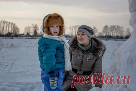 Гуляем с детьми зимой на улице: как оставаться в тепле » Notagram.ru Как и во что одевать ребенка зимой на улицу. Сколько можно гулять с маленьким ребенком на улице зимой. На что обратить внимание гуляя с ребенком зимой.