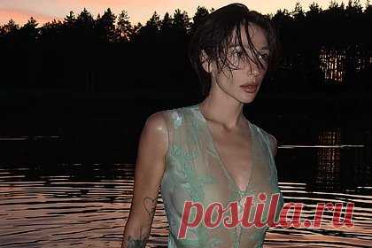 Анастасия Ивлеева обнажила грудь перед камерой
