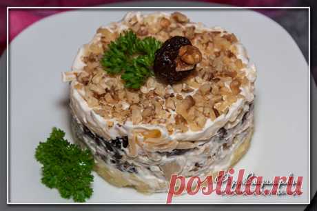 Салат с курицей и черносливом