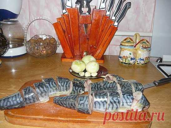 МАРИНУЕМ СКУМБРИЮ!ПАЛЬЧИКИ ОБЛИЖЕШЬ!!
Рыбу и морепробукты обожаю любые и в любом виде,но свою маринованную 
скумбрию не поменяю ни на что..Пробовала мариновать разную рыбку,но скумбрия получается высший 
класс.Итак,вступление закончено,теперь за дело!!
Берём 3штучки скумбрии мороженой,моем,чистим и режем на вот такие 
кусочки.Главное в этом деле,не дать рыбке РАЗМОРОЗИТСЯ,все манипуляции 
проводим с мороженной скумбрией!!