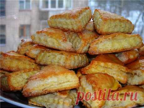 Угольнички Этот рецепт опять от Иры-Ирис. Очень-очень вкусное печенье! Спасибо, Ира, за рецепт. Тесто: 1 стакан кефира (кислое молоко, сметана, ряженка) 1 яйцо 1 пакетик…