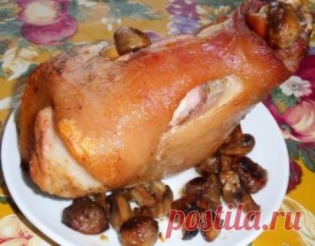 Рулька с жаренными грибами