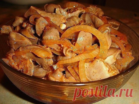 Куриные желудочки по-корейски.Пальчики оближешь! Вкуснотища необыкновенная! Все секреты приготовления!


Делаю эту закуску на все торжества. Рецепт, можно сказать, фирменный, семейный.


Отварить 1 кг почищенных куриных желудков до мягкости (примерно 1,5 ч). Порезать соломкой. 

2 крупные луковицы порезать полукольцами и немного обжарить. 

Соединить желудочки и лук, немного посолить, поперчить по вкусу (должны быть слегка остренькие), 

Выдавить 2-3 зубчика чеснока, 

вли...