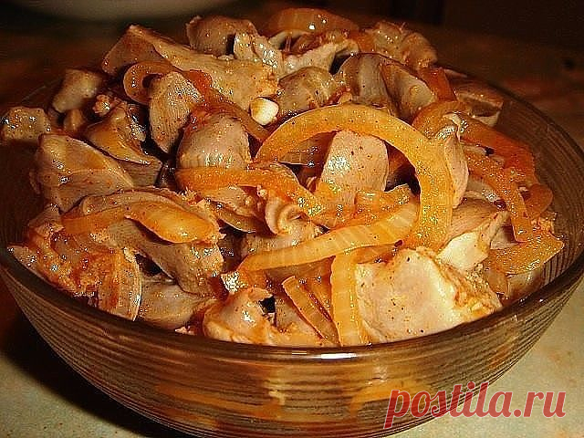 Куриные желудочки по-корейски.Пальчики оближешь! Вкуснотища необыкновенная! Все секреты приготовления!


Делаю эту закуску на все торжества. Рецепт, можно сказать, фирменный, семейный.


Отварить 1 кг почищенных куриных желудков до мягкости (примерно 1,5 ч). Порезать соломкой. 

2 крупные луковицы порезать полукольцами и немного обжарить. 

Соединить желудочки и лук, немного посолить, поперчить по вкусу (должны быть слегка остренькие), 

Выдавить 2-3 зубчика чеснока, 

вли...