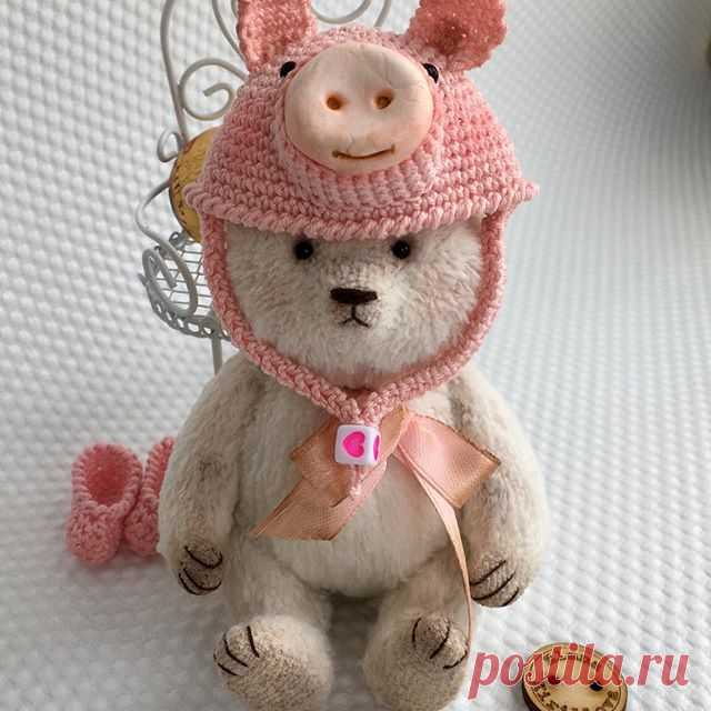 Сегодня окончательно вступил в права год 🐶 Собаки 🐕, А лента уже заполнена символом следующего года! Рукодельницы живут на год вперёд!🤗😄. ....................................................................#teddy #минимишка #миниатюра #minibear #giftidea #яделаютак #bear #piggy #master_of_his_craft #instagramtoy #cute #minibear #foradoption Teddy bear Piglet sewn from artificial fur 12.5 cm in full growth. 3000₽  Тедди мишка Поросёнок сшит из искусственного меха 12,5 см в полный рост. 3000₽
