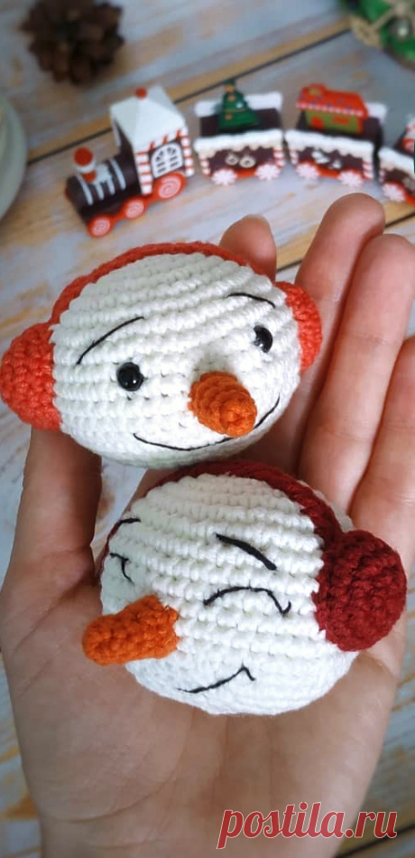 PDF Ёлочные шарики - снеговики крючком. FREE crochet pattern; Аmigurumi toy patterns. Амигуруми схемы и описания на русском. Вязаные игрушки и поделки своими руками #amimore - маленький снеговик к Новому году, снеговичок на ёлку, ёлочная игрушка, новогоднее украшение.