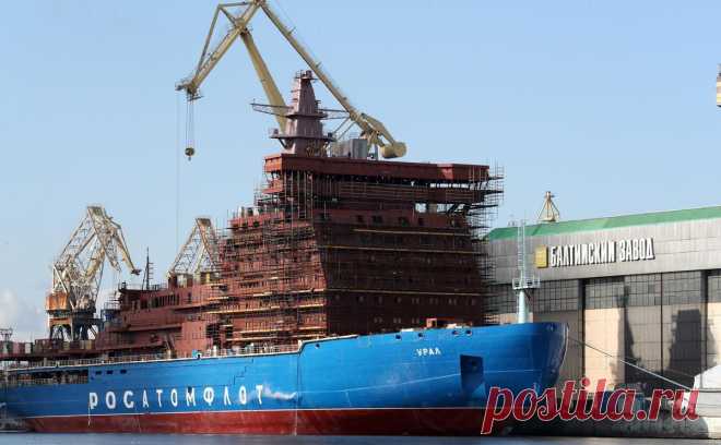 «Росатом» заложит еще два атомных ледокола типа «Арктика». По проекту 22220, который реализуется с 2012 года, уже спущены на воду три атомохода, два достраиваются. «Росатом» планирует заложить еще два таких корабля в 2024-2025 годах, стоимость строительства составит 117,8 млрд руб.